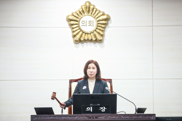 ▲ 의사봉을 타봉중인 화성시의회 김경희 의장.