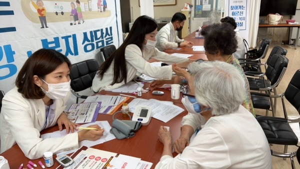 ▲ 찾아가는 보건복지 사업_찾아가는 어르신 건강 복지 상담실 운영 모습.