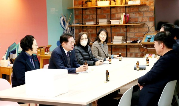 ▲ 최대호 안양시장이 안양시 지역사회보장협의체와 소통하고 있다.