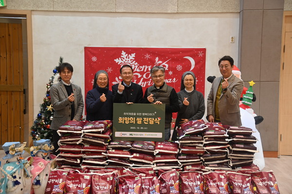 ▲ 복지시설에 쌀 기부 전달 모습.