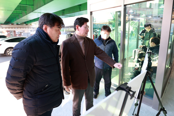 이상일 용인특례시장(가운데)이 21일 신갈시외버스정류소에서 스마트정류장 조성현황을 보고받고 있다