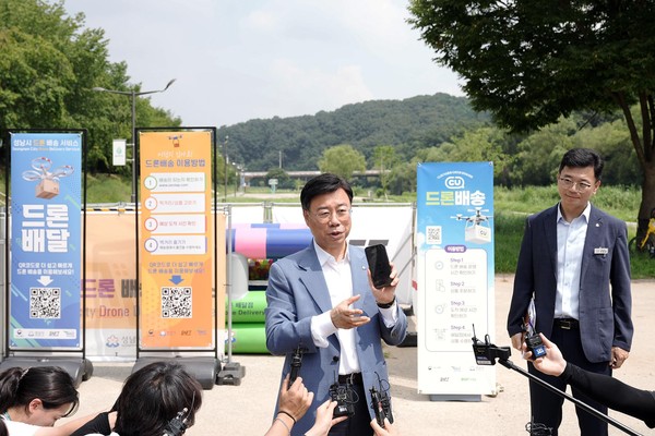 탄천 구미 어린이 물놀이장 앞에서 드론배송사업을 설명하고 있는 신상진 성남시장