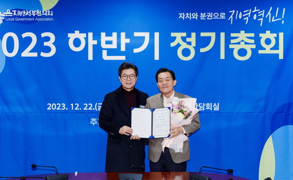 ▲ 이재준 수원시장(우)이 수상 후 기념촬영을 하고 있다.