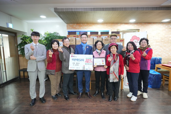 ▲ 이승로 구청장이 석관제일교회 정진성 담임 목사 및 관계자들과 기념 촬영을 하고 있다.