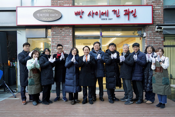 ▲ 이성헌 서대문구청장(왼쪽 여섯 번째)이 22일 오후 이대 앞 상점가에서 구청 직영 매장인 행복이화 cafe ‘빵 사이에 낀 과일’ 오픈식에 참석해 관계자들과 함께 박수를 치고 있다.
