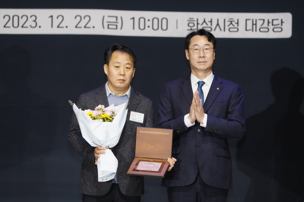 ▲ 정명근 시장(오른쪽)과 정영모씨.