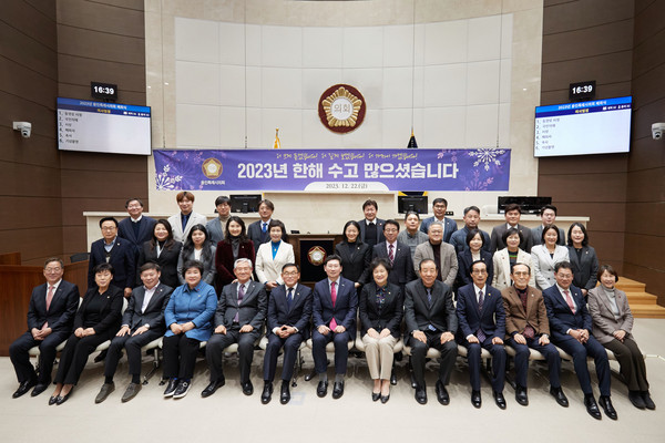 ▲ 용인특례시의회, 2023년 폐회식 기념촬영 모습.