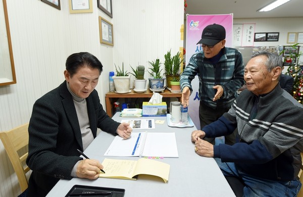 ▲ 김동근 의정부시장이 현장 시장실을 통해 시민들과 이야기를 나누고 있다.