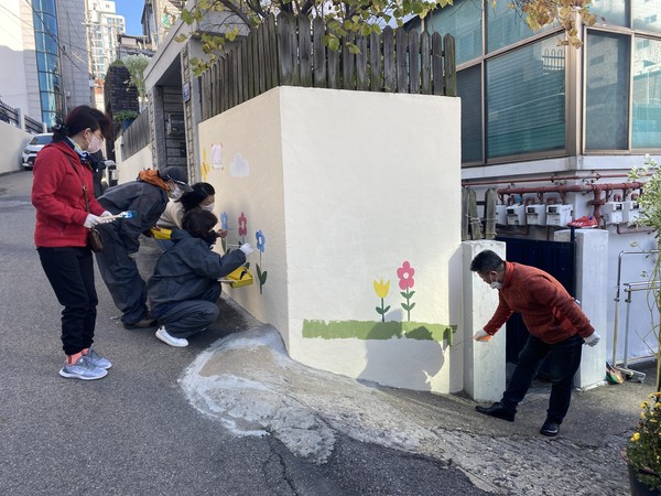 ▲ 군포 역세권 주민참여 벽화조성사업 추진 모습.