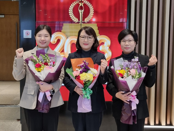 ▲ 수상 기념촬영하는 의원들.