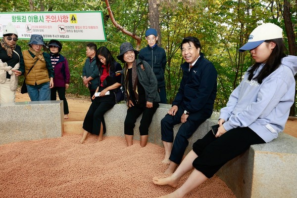 ▲ 맨발걷기 황토체험존 조성 모습.