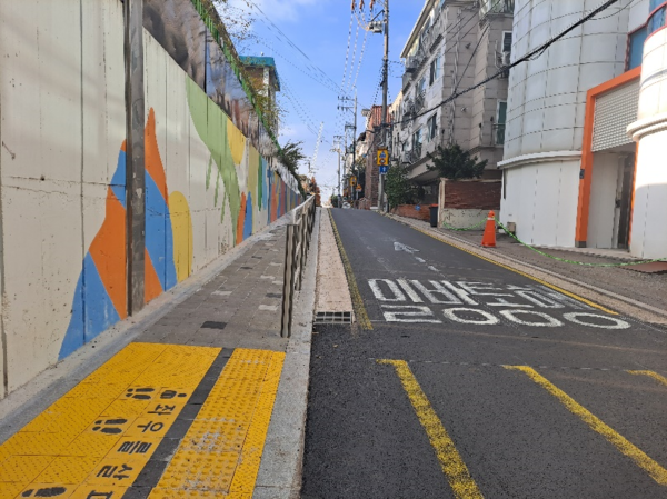 ▲ 대현초 앞 통학로 공사후 보도 설치 모습.