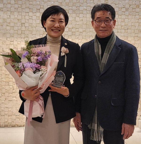 ▲ 호계1동 주민자치위 감사패 수여 기념촬영 모습.