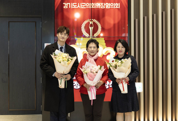 ▲ 안산시의회 이진분 선현우 황은화 의원이 26일 수원컨벤션센터에서 열린 ‘2023 경기도 시군의회 의정대상 시상식’에서 각각 행정감사와 예산절감, 의정연구발전 분야의 의정활동 우수의원으로 선정돼 상을 받았다. 사진 왼쪽부터 이날 상을 받은 선현우 이진분 황은화 의원의 모습.