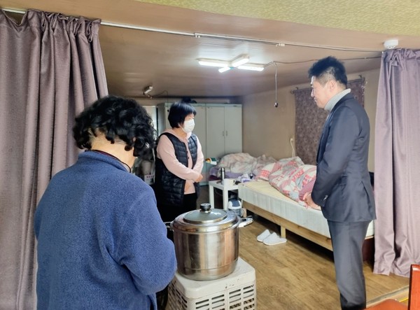 ▲ 연말 맞아 취약계층 가정 위문 방문한 김정헌 인천중구청장.