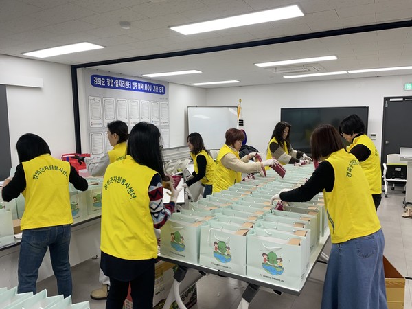 ▲ 강화군 자원봉사센터 키트 배부 모습.