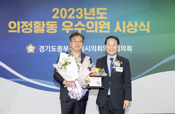 ▲ 이대구 의원(왼쪽)이 27일 광명시 평생학습원 대강당에서 열린 관련 시상식에서 상을 받고 있는 모습.