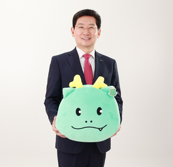 ▲ 조아용 인형을 든 이상일 용인특례시장.