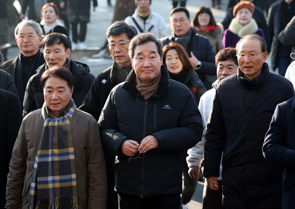 ▲ 지지자들과 행주산성 찾은 이낙연 전 대표. /뉴시스