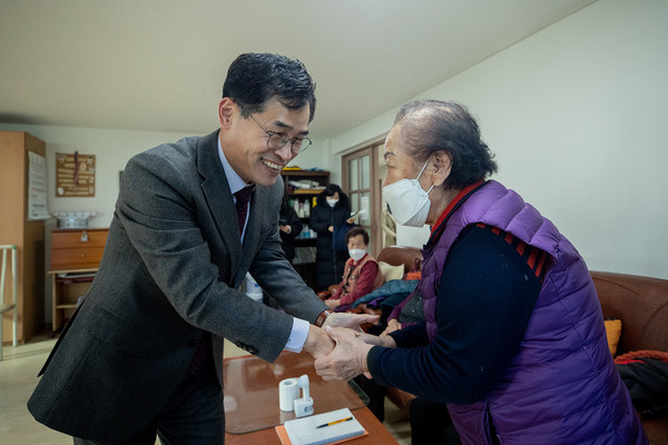 ▲ 지역 어르신들과 소통중인 이기재 양천구청장.