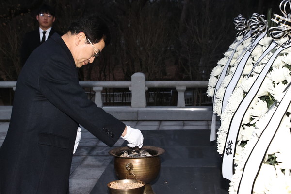 ▲ 주낙영 경주시장이 2일 오전 황성공원 충혼탑 참배를 시작으로 갑진년(甲辰年) 새해 첫 일정을 시작하고 있다.