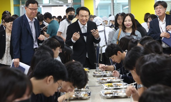 ▲ 9월 4일 광교호수중 자율선택급식 현장 방문한 임태희 교육감.