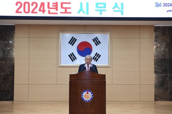 ▲ 유천호 강화군수가 시무식에서 인사말을 하고 있다.