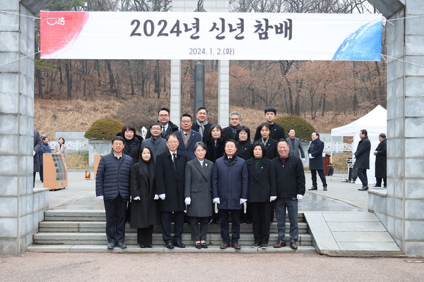 ▲ 시흥시의회 현충탑 참배 기념촬영.