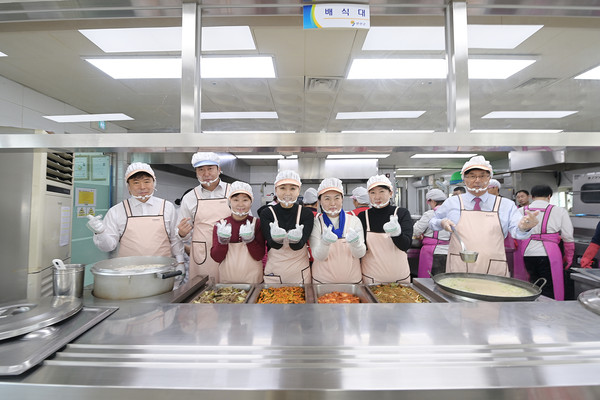 ▲ 배식봉사 기념촬영하는 의원들.
