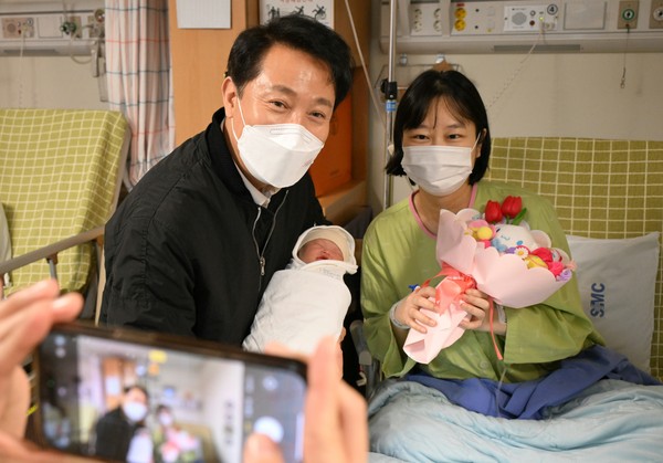 ▲ 오세훈 서울시장이 2일 오후 강북삼성병원 산부인과 병실을 방문해, 지난 1일 아기를 출산한 산모에게 출산 축하 인사를 전하고 기념촬영을 하고 있다.