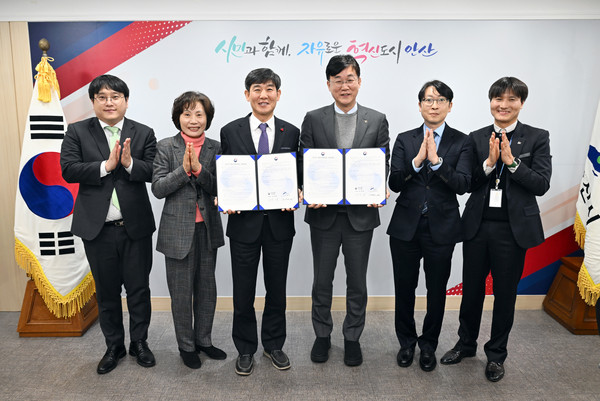 ▲ 안산시와 고용노동부 안산지청 청년도전 지원사업 약정 체결 모습.