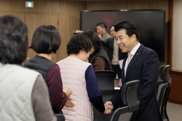▲ 오찬 후 근로자들과 악수로 인사하는 서강석 송파구청장.