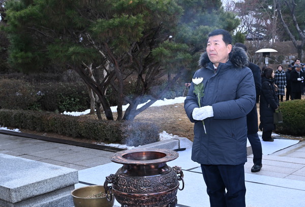 ▲ 백경현 구리시장 현충탑 참배 모습.