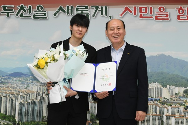 ▲ 박형덕 동두천시장(우)과 스피드스케이트 국가대표 안현준 선수(좌).