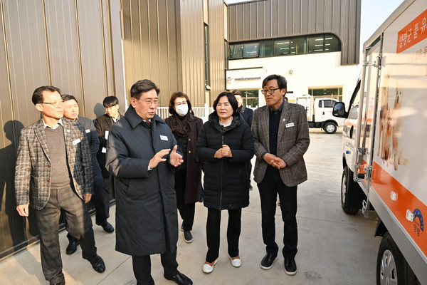 ▲ 전진선 양평군수가 동물 구조차량을 점검하고 있다.