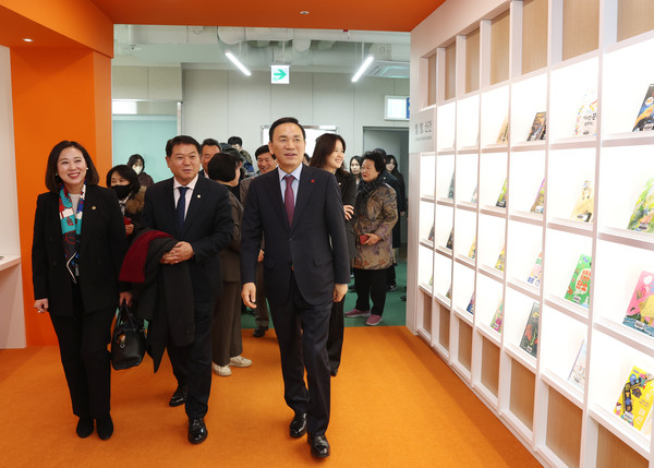 ▲ 논현문화마루 개관식에 참석한 조성명 강남구청장(오른쪽).