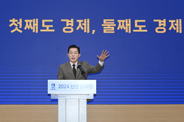 ▲ 이재준 수원특례시장이 브리핑을 진행하고 있다.