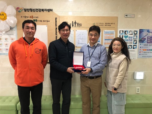 ▲ 부평구 삼산정신건강복지센터 주택관리공단 감사패 수여 모습.