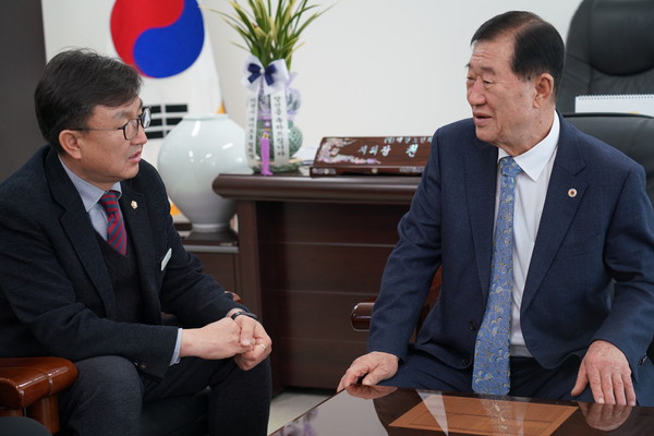 ▲ 이천시의회 김하식 의장, 새해 맞아 대한노인회 방문 모습.