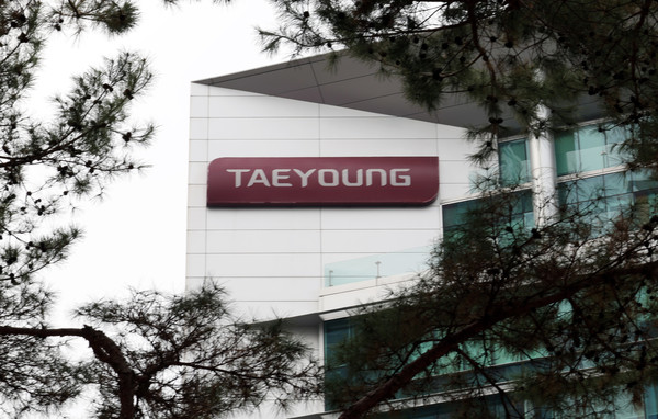 ▲ PF유동성 위기를 맞은 태영건설의 건설 정상화가 향후 채권단의 워크아웃 동의 여부에 달릴 전망이다. 이는 무난하게 이뤄질 것이라는 분석이지만, 일각선 경영정상화 자금이 수조원에 달하는 만큼 쉽지 않을 것이란 관측도 나오고 있어 귀추가 주목된다. 사진은 서울 영등포구 태영건설 입주 건물의 대형 간판 모습. /뉴시스