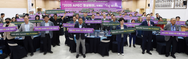 ▲ 유정복 인천광역시장이 지난해 8월 2025 APEC 정상회의 인천유치 합동지지선언식서 퍼포먼스를 하고 있다.