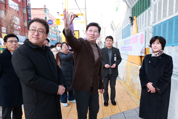 ▲ 이상일 용인특례시장이 방음벽 교체 공사와 관련된 상황을 학교 관계자와 학부모들에게 설명하고 있다.