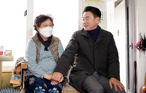 ▲ 김동근 의정부시장이 새해를 맞아 관내 독거노인 가정에 방문했다.