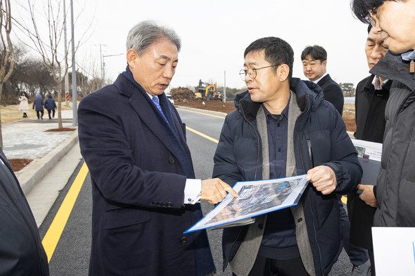 ▲ 윤환 계양구청장 선주지동 주진입도로 개설공사 완료 현장 점검 실시 모습.