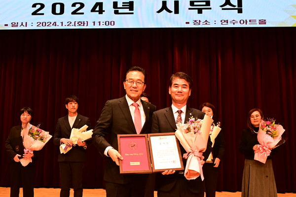▲ 이재호 연수구청장(좌)이 경방신약(주)에 감사장을 전달하고 있다.
