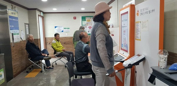 ▲ 강화군 헬스케어 경로당 이용 모습.