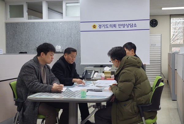 ▲ 유영일 의원, 안양 냉천지구 주거환경정비사업 출입구 문제 면담 모습.
