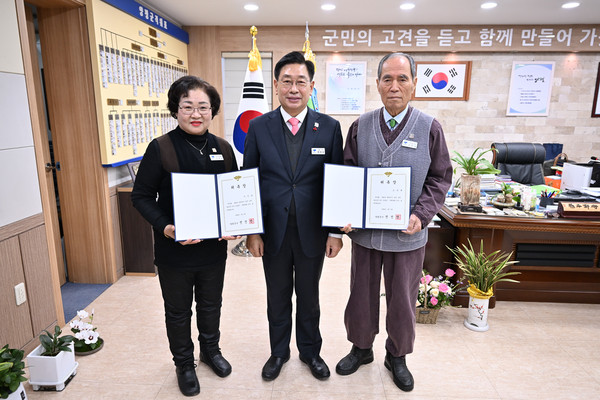 ▲ 전진선 양평군수(가운데)와 양평읍 노인회 분회장 조찬희(우), 대한적십자 양평 제일봉사회 회장 이인순(좌).