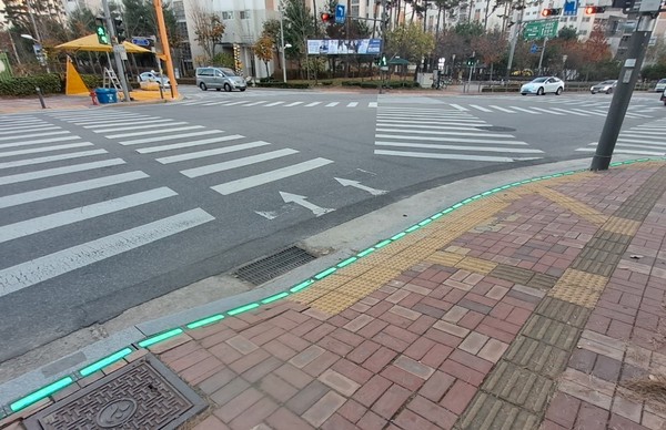 ▲ 바닥형 보행신호등(강솔초) 설치 모습.