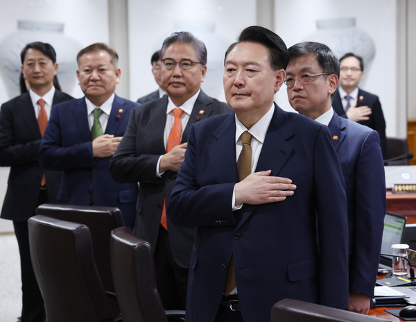 ▲ 국기에 경례하는 윤석열 대통령과 국무위원들. /뉴시스